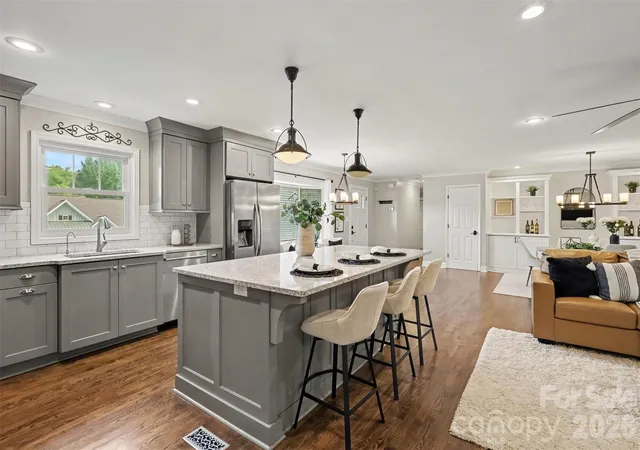 Photo 4 of Single family home for sale at 21334 Sandy Cvs Rd, Cornelius, NC 28031 | MLS# 4432182 | Listing updated on 2026-10-21