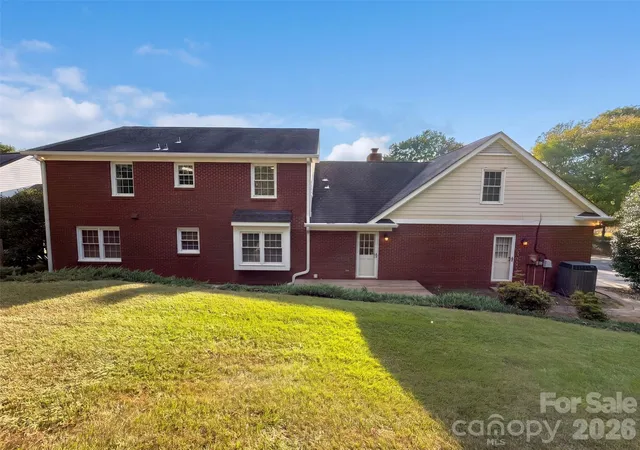 Photo 4 of Single family home for sale at 201 Wainsley Pl, Matthews, NC 28105 | MLS# 4432195 | Listing updated on 2026-10-08