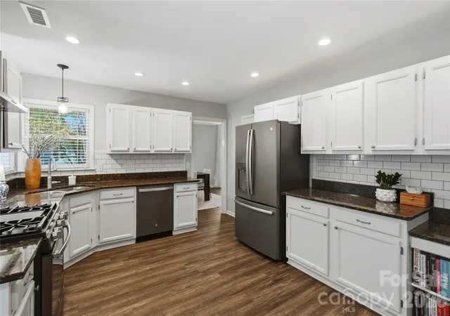 Photo 4 of Single family home for sale at 2815 Winghaven Ln, Charlotte, NC 28210 | MLS# 4432199 | Listing updated on 2026-10-09