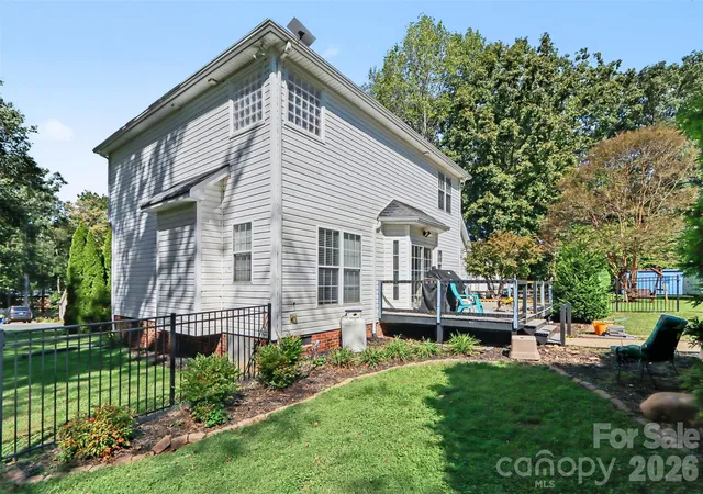 Photo 3 of Single family home for sale at 1233 Waterford Rd, Lincolnton, NC 28092 | MLS# 4432232 | Listing updated on 2026-10-08