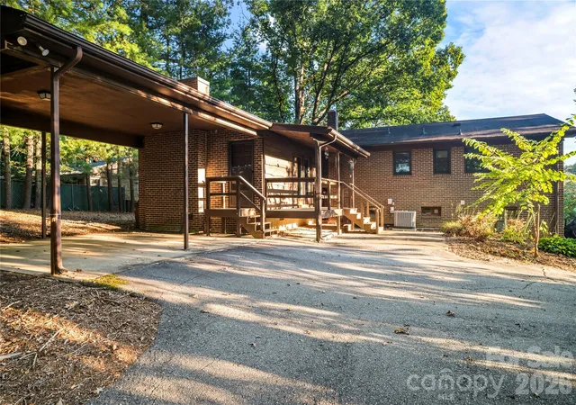 Photo 3 of Single family home for sale at 9 Fullam Dr, Arden, NC 28704 | MLS# 4432265 | Listing updated on 2026-10-09