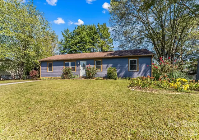 Photo 29 of Single family home for sale at 23 E Silverleaf Dr, Hendersonville, NC 28739 | MLS# 4432276 | Listing updated on 2026-10-16
