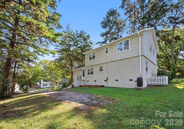 Photo 3 of Single family home for sale at 833 Archdale Dr, Charlotte, NC 28217 | MLS# 4432284 | Listing updated on 2026-10-28
