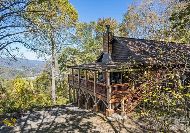 Photo 2 of Single family home for sale at 612 Whispering Winds Rd, Waynesville, NC 28785 | MLS# 4432287 | Listing updated on 2026-10-20
