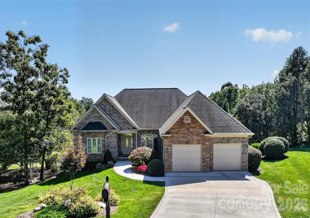 Photo 3 of Single family home for sale at 76 Divot Ct, Hickory, NC 28601 | MLS# 4432298 | Listing updated on 2026-10-08