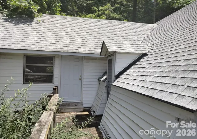 Photo 4 of Single family home for sale at 127 Rock Crst Cvs, Lake Lure, NC 28746 | MLS# 4432314 | Listing updated on 2026-10-08