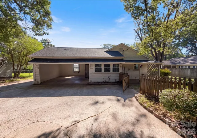 Photo 4 of Single family home for sale at 907 S South, Gastonia, NC 28052 | MLS# 4432330 | Listing updated on 2026-10-09