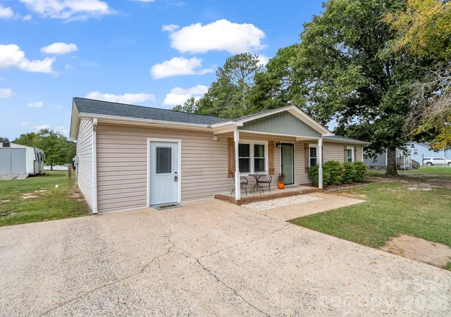 Photo 2 of Single family home for sale at 112 Roseborough Rd, Grover, NC 28073 | MLS# 4432378 | Listing updated on 2026-10-08