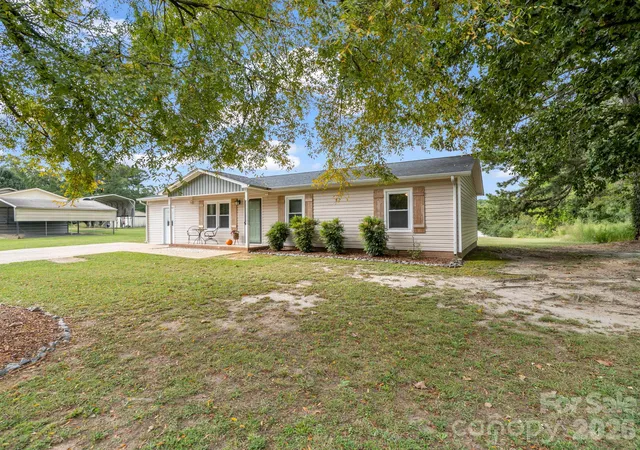 Photo 3 of Single family home for sale at 112 Roseborough Rd, Grover, NC 28073 | MLS# 4432378 | Listing updated on 2026-10-08