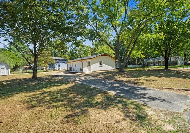 Photo 3 of Single family home for sale at 3801 Hillock Ct, Charlotte, NC 28215 | MLS# 4432395 | Listing updated on 2026-10-10