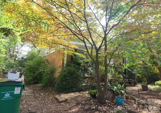 Photo 2 of Single family home for sale at 800 Farmcrest Dr, Charlotte, NC 28206 | MLS# 4432403 | Listing updated on 2026-10-12