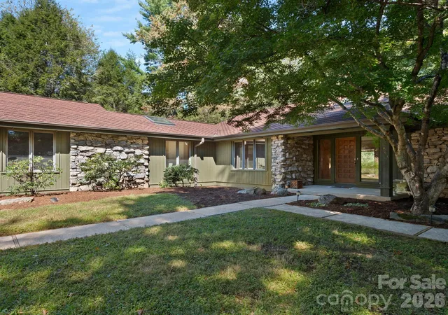 Photo 2 of Single family home for sale at 3003 Sourwood Trl, Hendersonville, NC 28739 | MLS# 4432414 | Listing updated on 2026-10-09