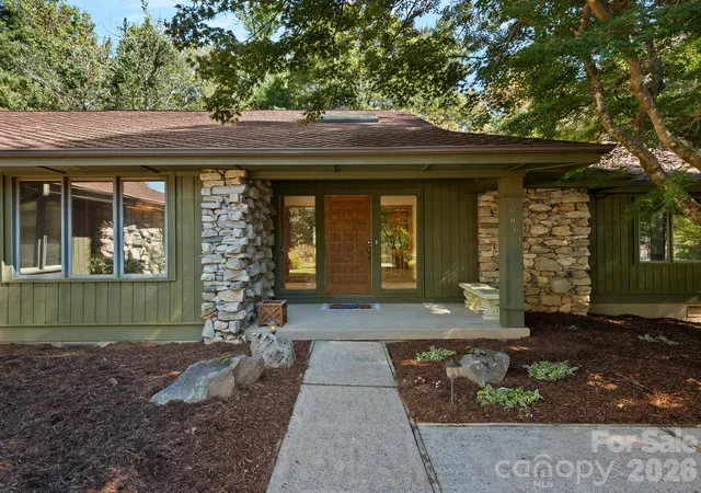 Photo 3 of Single family home for sale at 3003 Sourwood Trl, Hendersonville, NC 28739 | MLS# 4432414 | Listing updated on 2026-10-09
