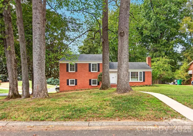 Photo 2 of Single family home for sale at 3022 Finley Pl, Charlotte, NC 28210 | MLS# 4432416 | Listing updated on 2026-10-08