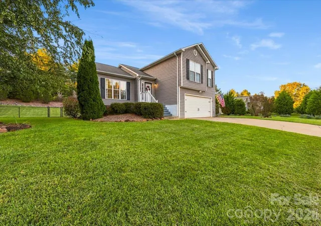Photo 2 of Single family home for sale at 106 S River Glen Dr, Morganton, NC 28655 | MLS# 4432425 | Listing updated on 2026-10-09