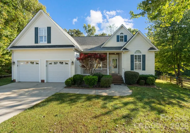 Photo 1 of Single family home for sale at 4053 Navajo Ct, Rock Hill, SC 29732 | MLS# 4432431 | Listing updated on 2026-10-16