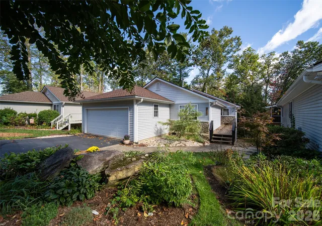 Photo 1 of Single family home for sale at 317 Ewarts Hl Rd, Hendersonville, NC 28739 | MLS# 4432454 | Listing updated on 2026-10-15