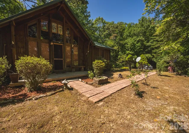 Photo 2 of Single family home for sale at 401 Shady Dr, Collettsville, NC 28611 | MLS# 4432469 | Listing updated on 2026-10-10