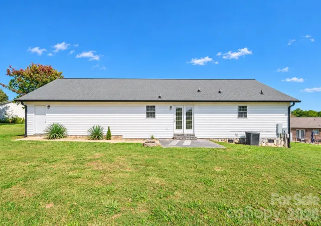 Photo 2 of Single family home for sale at 1061 Isenhour Ct, Maiden, NC 28650 | MLS# 4432470 | Listing updated on 2026-10-09
