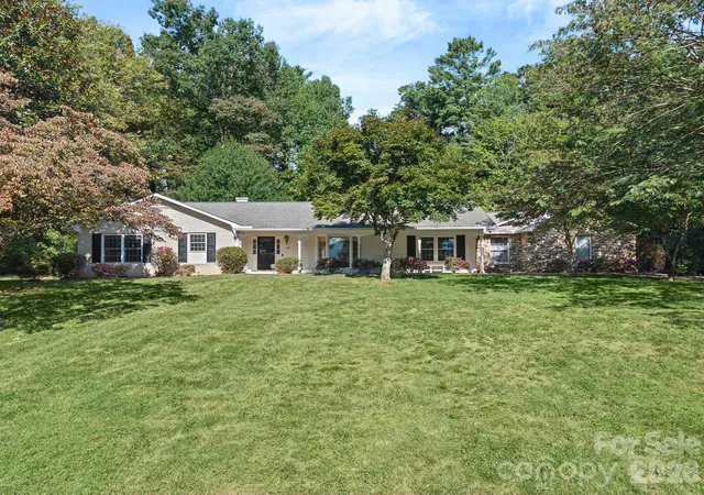 Photo 3 of Single family home for sale at 109 Yardley Ct, Hendersonville, NC 28739 | MLS# 4432474 | Listing updated on 2026-10-08