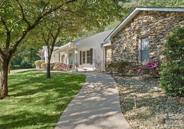 Photo 3 of Single family home for sale at 109 Yardley Ct, Hendersonville, NC 28739 | MLS# 4432474 | Listing updated on 2026-10-08