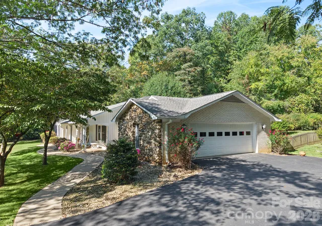 Photo 4 of Single family home for sale at 109 Yardley Ct, Hendersonville, NC 28739 | MLS# 4432474 | Listing updated on 2026-10-08