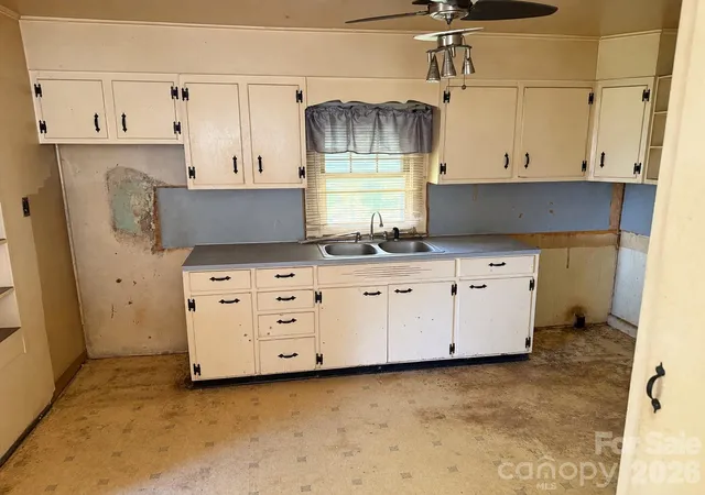 Photo 3 of Single family home for sale at 440 Hillcrest Dr, Marion, NC 28752 | MLS# 4432502 | Listing updated on 2026-10-08