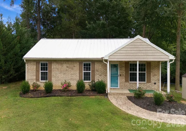 Photo 1 of Single family home for sale at 203 Crestview Dr, Thomasville, NC 27360 | MLS# 4432527 | Listing updated on 2026-10-09