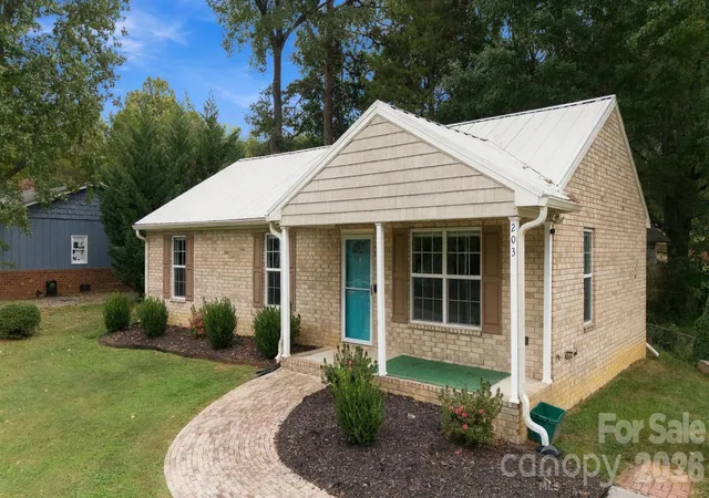 Photo 3 of Single family home for sale at 203 Crestview Dr, Thomasville, NC 27360 | MLS# 4432527 | Listing updated on 2026-10-09