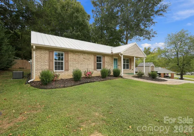 Photo 3 of Single family home for sale at 203 Crestview Dr, Thomasville, NC 27360 | MLS# 4432527 | Listing updated on 2026-10-09