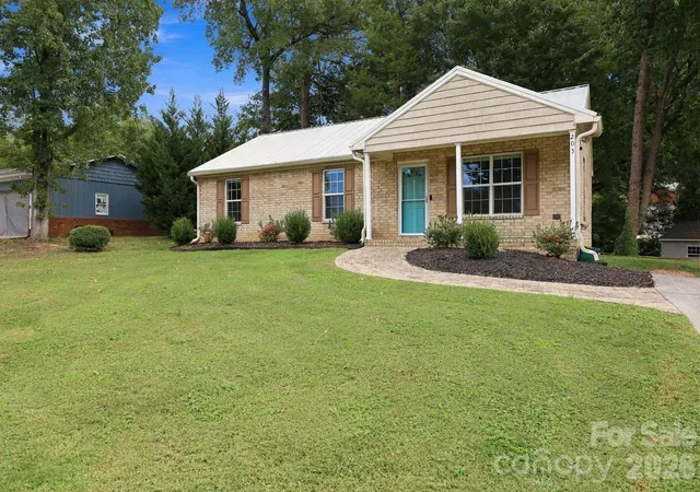 Photo 4 of Single family home for sale at 203 Crestview Dr, Thomasville, NC 27360 | MLS# 4432527 | Listing updated on 2026-10-09