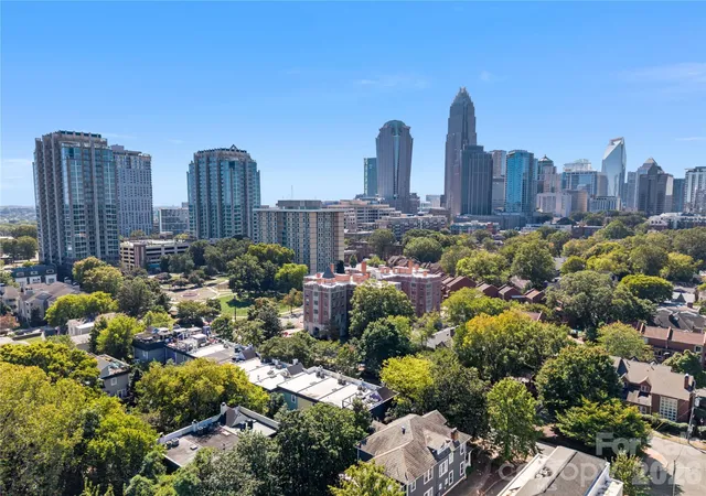 Photo 2 of Townhouse for sale at 322 W 10th Street, Charlotte, NC 28202 | MLS# 4432543 | Listing updated on 2026-10-10