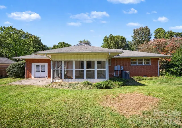 Photo 3 of Single family home for sale at 1620 Forest Lake Dr, Rock Hill, SC 29732 | MLS# 4432565 | Listing updated on 2026-10-27