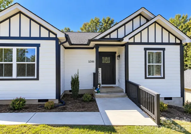 Photo 2 of Single family home for sale at 1346 39th Street Cir Sw, Hickory, NC 28602 | MLS# 4432578 | Listing updated on 2026-10-11