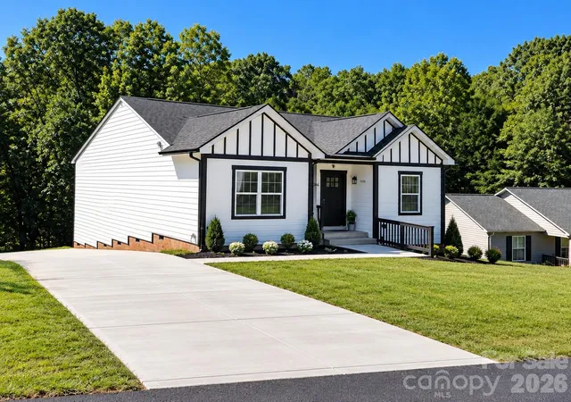 Photo 3 of Single family home for sale at 1346 39th Street Cir Sw, Hickory, NC 28602 | MLS# 4432578 | Listing updated on 2026-10-11