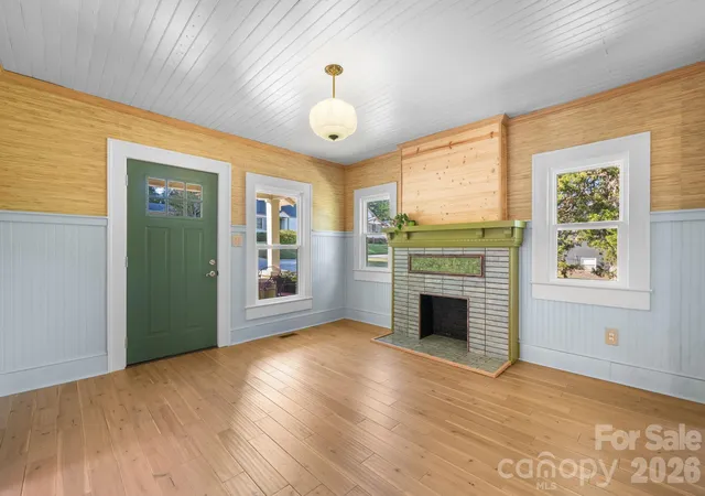 Photo 3 of Single family home for sale at 411 4th Street SE, Hickory, NC 28602 | MLS# 4432588 | Listing updated on 2026-10-09
