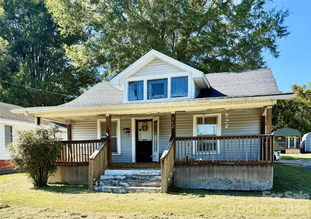 Photo 1 of Single family home for sale at 302 33rd Street Sw, Hickory, NC 28602 | MLS# 4432601 | Listing updated on 2026-10-09