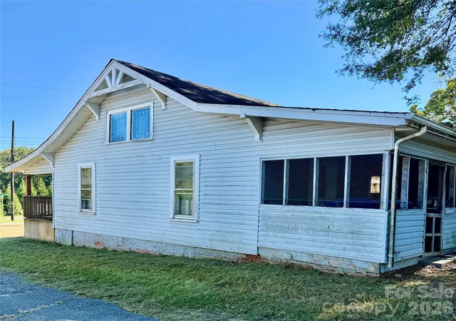 Photo 3 of Single family home for sale at 302 33rd Street Sw, Hickory, NC 28602 | MLS# 4432601 | Listing updated on 2026-10-09