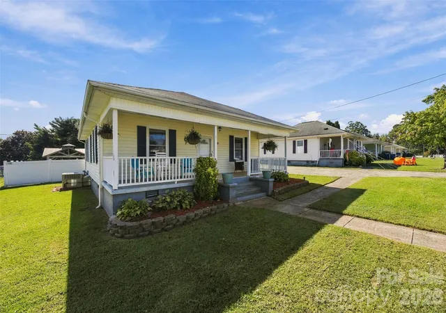 Photo 4 of Single family home for sale at 1501 Perfection Ave, Belmont, NC 28012 | MLS# 4432644 | Listing updated on 2026-10-10