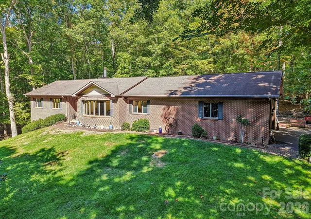 Photo 1 of Single family home for sale at 198 Woods End Dr, Hendersonville, NC 28739 | MLS# 4432670 | Listing updated on 2026-10-08