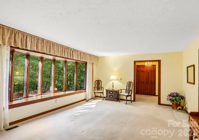 Photo 3 of Single family home for sale at 198 Woods End Dr, Hendersonville, NC 28739 | MLS# 4432670 | Listing updated on 2026-10-08