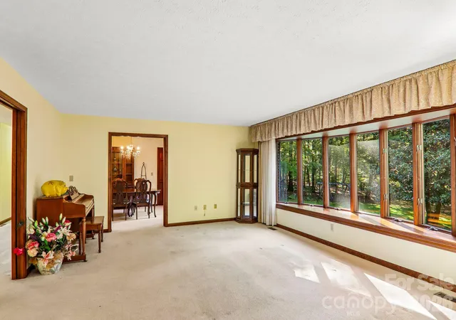 Photo 4 of Single family home for sale at 198 Woods End Dr, Hendersonville, NC 28739 | MLS# 4432670 | Listing updated on 2026-10-08