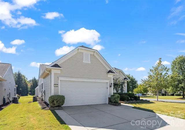 Photo 3 of Single family home for sale at 3022 Grant Ct, Fort Mill, SC 29707 | MLS# 4432734 | Listing updated on 2026-10-19