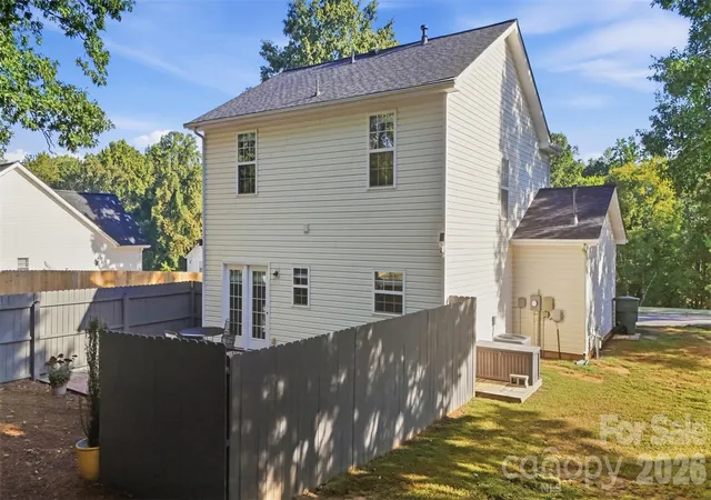 Photo 4 of Single family home for sale at 1242 Laurel Woods Dr, Gastonia, NC 28052 | MLS# 4432740 | Listing updated on 2026-10-10