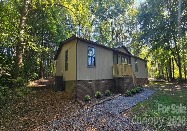 Photo 4 of Single family home for sale at 127 Louise Dr, Mooresville, NC 28115 | MLS# 4432741 | Listing updated on 2026-10-10