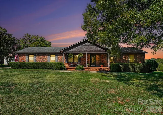 Photo 1 of Single family home for sale at 117 Oak Hl Ln, Statesville, NC 28625 | MLS# 4432753 | Listing updated on 2026-10-16