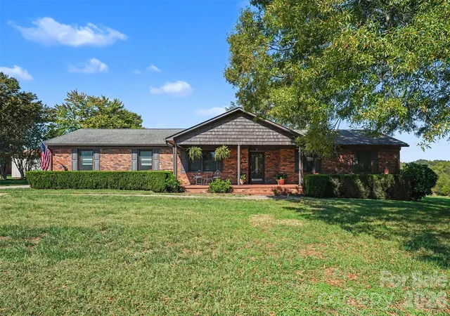 Photo 2 of Single family home for sale at 117 Oak Hl Ln, Statesville, NC 28625 | MLS# 4432753 | Listing updated on 2026-10-16