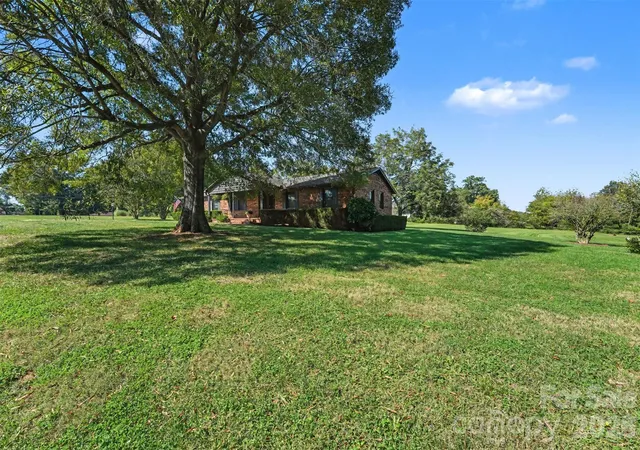 Photo 3 of Single family home for sale at 117 Oak Hl Ln, Statesville, NC 28625 | MLS# 4432753 | Listing updated on 2026-10-16