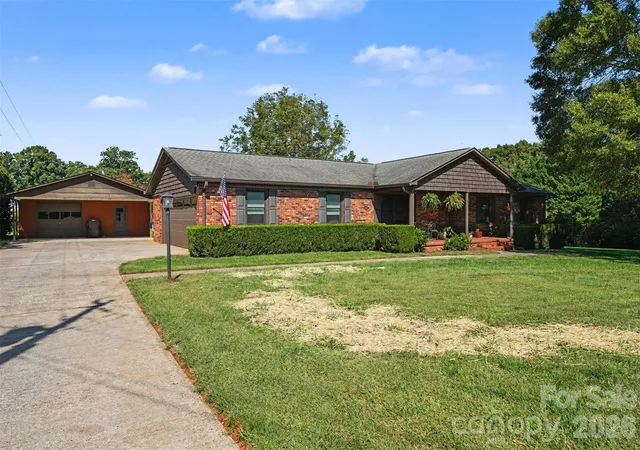 Photo 3 of Single family home for sale at 117 Oak Hl Ln, Statesville, NC 28625 | MLS# 4432753 | Listing updated on 2026-10-16
