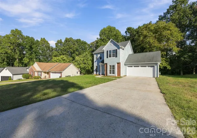 Photo 3 of Single family home for sale at 2374 Eagle Glen Ct, Gastonia, NC 28056 | MLS# 4432758 | Listing updated on 2026-10-08